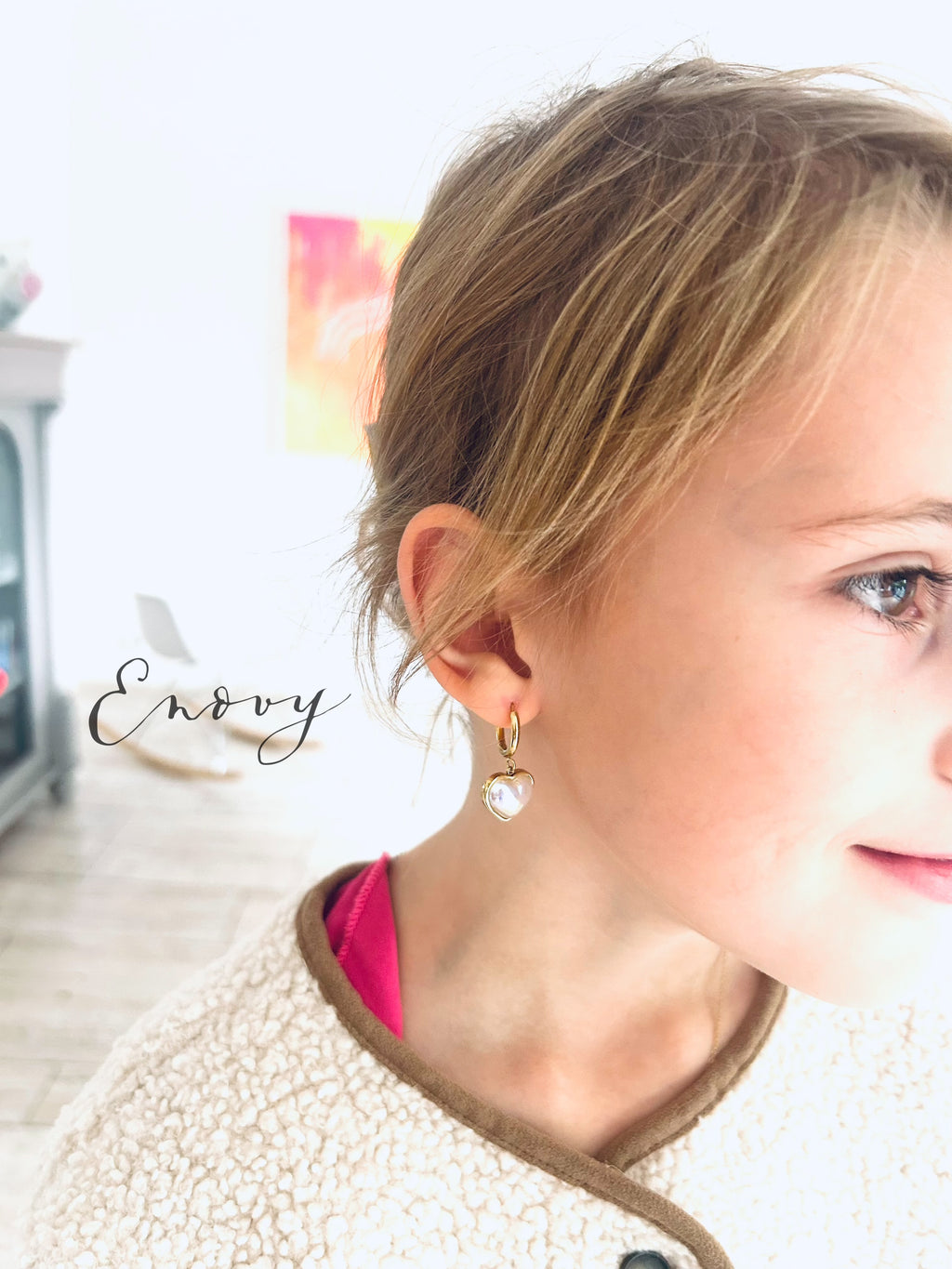 Herzchen-Ohrringe – für kleine Trendsetterinnen & echte Prinzessinnen .
Diese süßen Herzchenohrringe lassen Mädchenherzen höher schlagen!
Ob kleine Trendsetterin oder echte Prinzessin – sie sind das perfekte Highlight zu jedem Kleid und bringen ein liebevolles Funkeln in jedes Outfit.
Zart, verspielt und doch alltagstauglich – genau das Richtige für kleine Modefans, die gerne glänzen.
Die Ohrringe sind nickelfrei und somit gut verträglich, damit sie auch empfindliche Öhrchen glücklich machen.